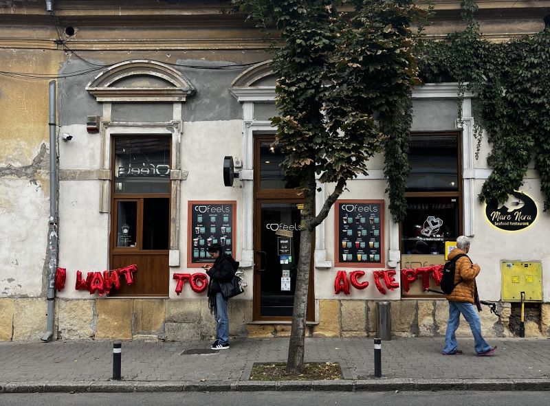Mesaje de sensibilizare și conștientizare, afișate în centrul Clujului. Yuppi Camp dorește atragerea atenției asupra provocărilor tinerilor cu boli cronice.