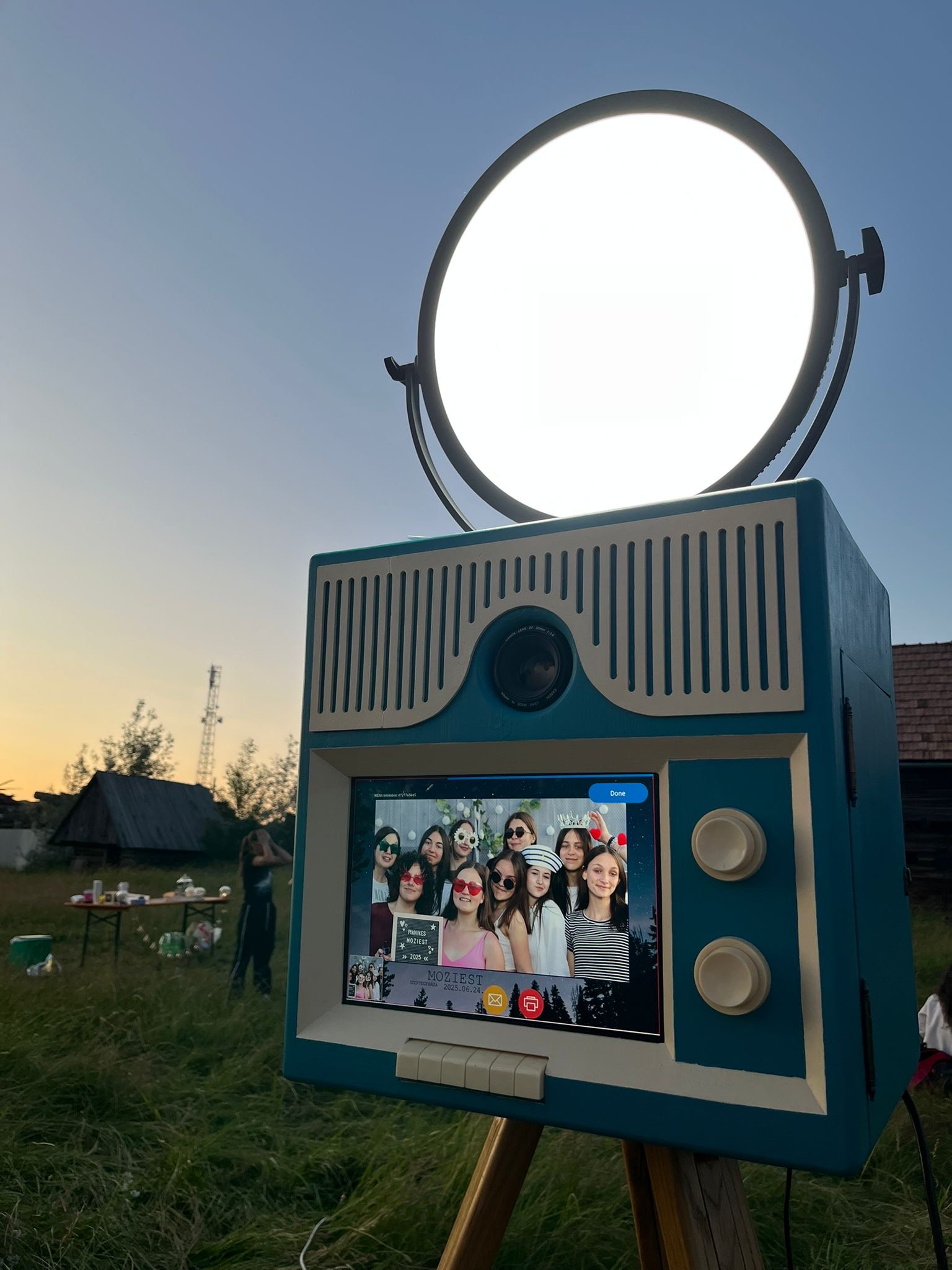https://yuppicamp.ro/O clasă de liceu din Vlăhița a organizat un cinema în aer liber. Au dorit să susțină Yuppi Camp prin vânzarea biletelor